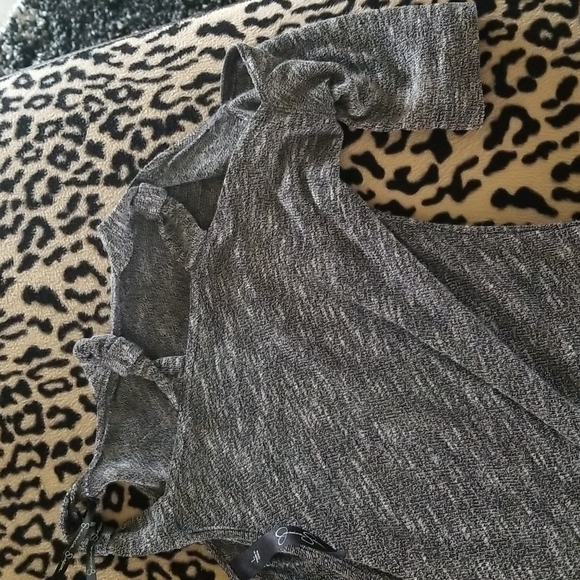 Jessica Simpson, size large, grey top.  Key hole shoulders, 3/4 length sleeves - Picture 4 of 5